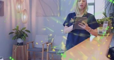 Tıbbi resepsiyonist, tableti tıkırdatıyor, dijital grafikler üretiyor, hasta verilerini inceliyor. Sağlık, teknoloji, yenilik, profesyonellik, modern, dijital, resepsiyon