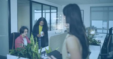 Kadın tableti tıkırdatırken ve iş planlama için dijital torpido gözüyle bakarken ekip toplantı yapıyor. İşbirliği, yenilik, dijital, gelecek, ofis, takım çalışması, teknoloji