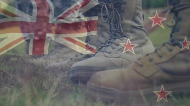 Düşük açılı asker botlarını Union Jack 'le birlikte askeri tatbikat için sahaya yerleştiriyor. Ordu, vatanseverlik, güç, disiplin, açık hava, dayanıklılık, dayanıklılık.