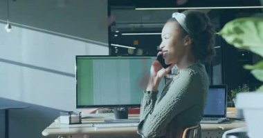 Ofiste akıllı telefon çeviren bir kadın ekranın dışına sürüklenen noktalı hatlara kayıyor. Teknoloji, iletişim, dijital, profesyonel, modern, ağ oluşturma, yenilik