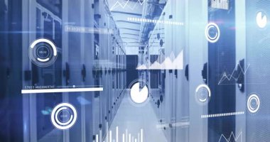 Kaynak HUD göstergelerini çalıştırdığında ve sistem sağlığını gösteren raflar üzerinde canlandırma yapıldığında. Teknoloji, veri, analitik, dijital, fütüristik, yenilik, izleme