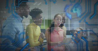 Sunucu kaydırma tableti, hata ayıklama için kod incelemesi, teknik ekip animasyon yayınlarını izliyor. İşbirliği, takım çalışması, yenilik, dijital, modern, teknoloji, profesyonel