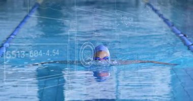 Dişi yüzücü kurbağalama vuruşu sırasında spor teknolojisini kullanarak su altında kollarını hareket ettiriyor. Sporcu, spor, performans, su sporu, modern, eğitim, spor