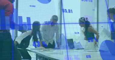 Çizelgeler üzerine profesyonel eğilim, bir sonraki gündem için iş ekibinin bar ve pasta grafiklerini izlemesini tetikliyor. İşbirliği, takım çalışması, analitik, kurumsal, kentsel, yenilikçi, modern