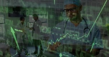 Hastane cerrahı tablet kullanarak verileri analiz ederek büyümeyi çizelgeye dönüştürüyor. Tıbbi, analitik, sağlık, dijital, teknoloji, takım çalışması, yenilikçi