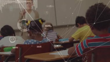 Öğretmenin sayfayı çevirmesi ve eğitimle yazan öğrencilere işaret ederek ilerlemeyi değerlendirmesi. Sınıf, öğrenim, eğitim, öğrenciler, öğretim, eğitim, okur yazarlık