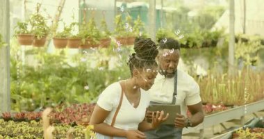 Çocuk bakıcısı tablet ve tıkırtıları açıyor, çocuk odasındaki ziyaretçilere canlandırılmış bitki bilgilerini gösteriyor. Bahçecilik, sürdürülebilirlik, teknoloji, işbirliği, eğitim, doğa, sağlık