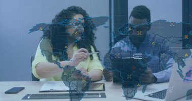 İş arkadaşları, kümeleri gösterip verileri gözden geçirirken üç boyutlu haritayı etkinleştiren tableti kaydırıyorlar. Teknoloji, veri, işbirliği, analitik, yenilik, dijital, iletişim