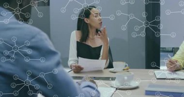 Kadın raporları tarıyor ve iş görüşmesinde notlar alan iş arkadaşları olarak anahtar paragrafı yüksek sesle okuyor. Profesyonel, takım çalışması, şirket, iletişim, ilişki, minimalist, modern