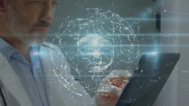 Kıdemli erkek doktor tableti tıklatıyor ve holografik tıbbi verileri analiz ediyor. Tıbbi teknoloji, teletıp, dijital sağlık, yenilik, fütüristik, veri görselleştirme, profesyonel