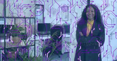 Devre desenli animasyon teknolojisi, yaklaşan kadın kollarını kavuşturuyor ve kendine güvenle gülümsüyor. Teknoloji, profesyonellik, yenilik, modernlik, kurumsal, dijital, güçlendirme