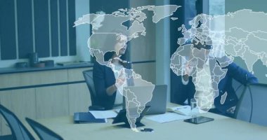 İş brifingi için dizüstü bilgisayar kullanan ve haritayı genişletmeye çalışan bir kadın. İş, profesyonel, takım çalışması, iletişim, strateji, teknoloji, yenilik