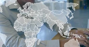 Yetişkin bir erkeğin dizüstü bilgisayarda yazması ve dünya haritasının örtüşmesine neden olması, küresel ticareti ön plana çıkarıyor. Şirket, teknoloji, dijital, bağlantı, yenilik, modern, profesyonel