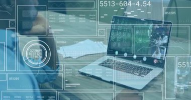 Dizüstü bilgisayara güç veren, çağrıya katılan, şifreleme simgeleri ve dosya işlemleri yapan bir kadın. İşbirliği, dijital, analitik, veri, teknoloji, iletişim, profesyonel