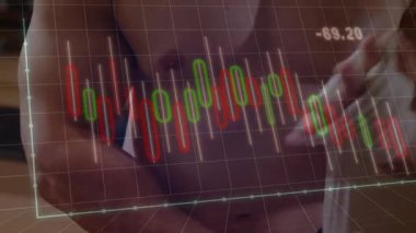 Nakit yığını kaldıran ve fatura sayısını takip eden bir adam. Bu arada şamdan piyasa kazançlarını gösteriyor. Maliye, ticaret, yatırım, piyasa, zenginlik, izleme, beceri