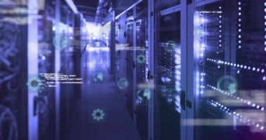 Başlangıçta sunucu rafları titreşen LED 'ler, yüzen kod parçaları, görselleştiren veri akışı çizelgeleri. Fütürist, teknoloji, dijital, ağ, analitik, siber güvenlik, endüstriyel