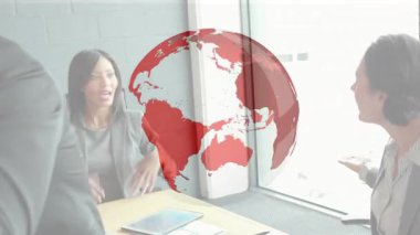 Yönetim kurulu masasında vurgulu bir şekilde el kol hareketi yapıyor sonra da masa başına tırmanıp kaos içinde sakinlik arıyor. Profesyonel, kurumsal, minimalist, farkındalık, sakinlik, odaklanma, takım çalışması