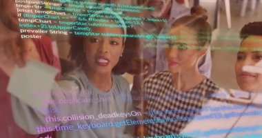 Kadın ofisteki ekibe JavaScript HTML kodunu gösteren tableti kaldırırken açıklama yapıyor. İşbirliği, yenilik, takım çalışması, dijital, modern, iletişim, öğrenim