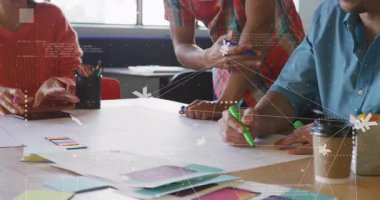 Tablet tıkırdatma tasarım ekibi tasarım gözden geçirmesi için işaretleyicilerle kağıt üzerinde kablo çizim yapıyor. İşbirliği, takım çalışması, beyin fırtınası, yaratıcı süreç, modern çalışma alanı, görsel planlama, dijital araçlar