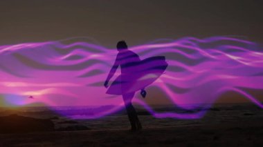 Siluet sörfçüsü gün batımında kıyıya doğru yürürken köpek de mor dalga dalgalarıyla birleşiyor. Siluet, sahil, okyanus, günbatımı, sükunet, arkadaşlık, dijital dalga