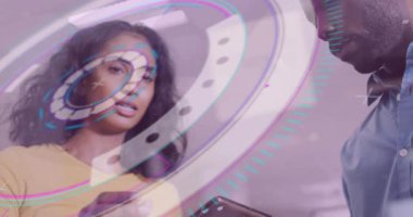 Kadın ve iş arkadaşı tablete yaslanıyor. İş verileri incelemesi için AR HUD 'u çalıştırıyor. Teknoloji, işbirliği, yenilik, fütüristik, ofis, etkileşim, dijital