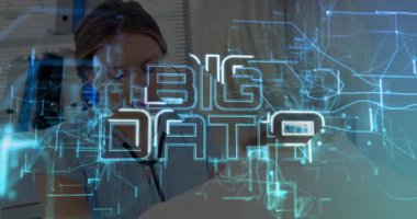 Doktor, klinikteki hastaya steteskop takıyor. Hologramı çalıştırıyor. Tanı için BIG DATA nabzı atıyor. Tıbbi, teknoloji, fütüristik, sağlık, yenilik, dijital, analiz