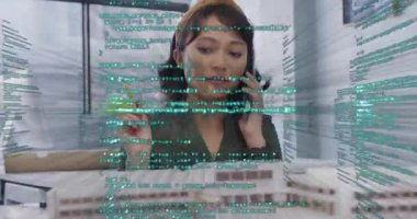 Telefondaki kadın mimar, yeşil kod hassasiyete rehberlik ederken sarı parçayı ölçekli modele yerleştiriyor. Yenilik, teknoloji, yaratıcılık, çalışma alanı, 3D, modern, plan