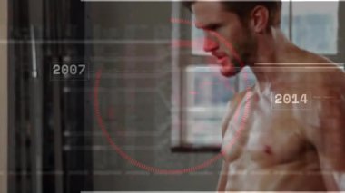 Kas gelişimini gösteren kıvırcık saçlarla spor salonunda tişörtsüz bir adam. Fitness, strength, digital, data, industrial, workout, technology