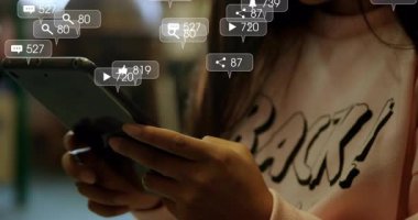 Kafede tableti tıkırdatan, sosyal medya simgelerini takip eden ve cihazın etrafında dalgalanan bir kadın. Teknoloji, sosyal medya, katılım, dijital, iletişim, ağ, bağlantı