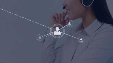 Klavyede yazan çağrı merkezli kadın ve kulaklık atan kullanıcı simgesi büyüten bilişim ağına konuşuyor. Teknoloji, bağlantı, iletişim, ağ, işbirliği, dijital, profesyonel