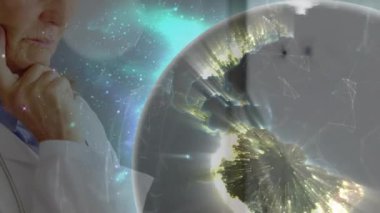 Kıdemli doktor çene izine dokunarak küresel tıbbi veri hatlarının haritasını çıkartıyor. Tıbbi, teknoloji, fütürizm, yenilik, biyomedikal, ağ, analiz