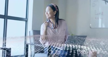 Ofis çalışanı dizüstü bilgisayarını tıklatıyor. Sayısal örtüyü etkinleştiriyor. Gözlükleri kaldırıyor ve dışarıya bakıyor. Teknoloji, yenilik, üretkenlik, profesyonel, modern, veri analizi, konsantrasyon