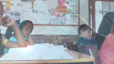 Kamera sol ön kızın etrafında hareketli bir kutu oluşturuyor. Öğrenci odağı için baş aşağı dinleniyor. Sınıf arkadaşları, eğitim, çocukluk, öğrenme, okul, takım çalışması, müfredat