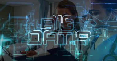 Kıdemli doktor panoyu çeviriyor ve hemşireye tıbbi şebeke olarak rehberlik ediyor. Büyük veri tabanı oluşturuyor. Sağlık, tıbbi, teknoloji, dijital, analiz, profesyonel, yenilik