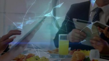 Meslektaşlar iş toplantısında tabletlere dokunuyor ve veri paylaşmak için 3 boyutlu dönen bir ağ oluşturuyorlar. Teknoloji, yenilik, işbirliği, bağlantı, dijital, modern, kurumsal