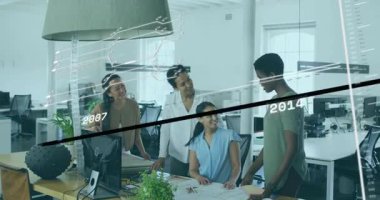 Tasarım ekibi çizelgeleri güncelliyor, verileri inceleyen kadınları başlatıyor, dönüm noktasını kutluyor. İşbirliği, takım çalışması, ilerleme, modern, başarı, iş, planlama