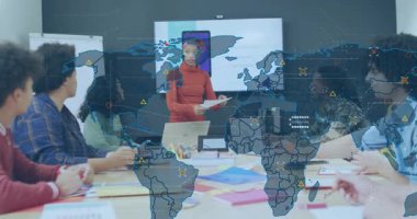 Kırmızı başlıklı sunucu, iş verilerini gösteren bir slayt göstererek haritayı başlatıyor. İşbirliği, takım çalışması, şirket, teknoloji, yenilik, iletişim, çeşitlilik