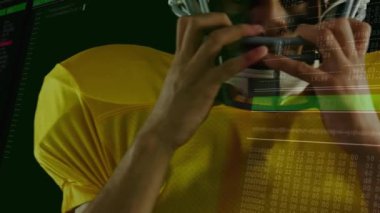 Futbolcu kask kaldırıyor ve çene bağı takıyor, güvenlik için şifreli kod görselleri ekliyor. Sporcu, siber güvenlik, dijital, teknoloji, fütüristik, performans, kararlılık