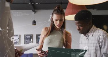 Yetişkin bir adamın gençlere telefon rehberleri verip finansla animasyon pound sembollerini karşılaştırması. İşbirliği, takım çalışması, veri analizi, modernlik, profesyonel, dijital grafikler, iletişim