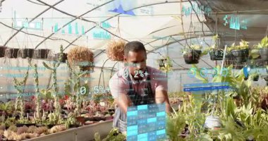 Bahçıvan seraya giriyor AR çizelgelerini etkinleştiriyor ve sulu suları ayrıştırıyor büyüme ölçümlerini kontrol ediyor. Bahçecilik, yenilik, teknoloji, manzara, izleme, kentsel tarım, fütüristik