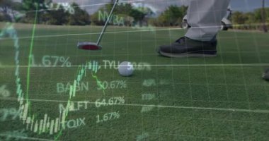 Golfçü ayak kaydırma ve golf sopası golf topunu yeşile vuruyor. Canlandırılmış finans veri trendlerini canlandırıyor. Spor, finans, analitik, teknoloji, yatırım, veri görselleştirme, profesyonel