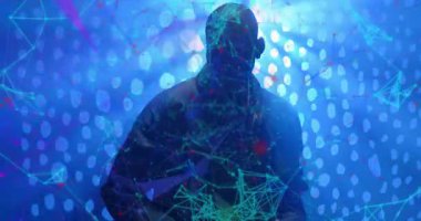 Ağ LED duvarı kaplarken diğer adamın önünde eğilip selam veren adam. İşbirliği, arkadaşlık, bağlantı, modern, canlı, dijital, sahne