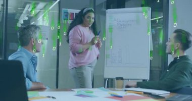 Akıllı telefonu kontrol ettikten sonra iş yerindeki kadınların toplantı sırasında bar grafiğini genişletmesi. İşbirliği, takım çalışması, analiz, sunum, strateji, iletişim, yenilik