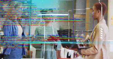 Perakende veri incelemesini başlatan dizüstü bilgisayarı yazan kadın, kaydırma tablolarını gösteren arıza örtüyor. İşbirliği, analitik, yenilik, dijital, profesyonellik, teknoloji, çalışma alanı