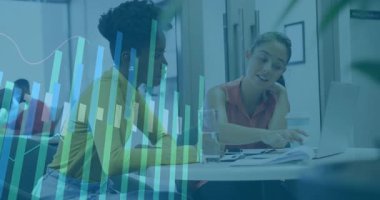 Çizelgeleri inceleyen ve performans eğilimlerine dikkat çeken iki kadın barfiks çizelgesinde kayboluyor. İşbirliği, takım çalışması, veri analizi, iş dünyası, modern, profesyonel, sunum