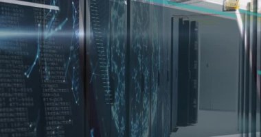 Kamera panelli sunucu rafları mavi ağ düğümlerini gösteriyor sonra da topolojiyi görselleştiren kodu örtüyor. Teknoloji, siber güvenlik, dijital, altyapı, yenilik, ağ, veri