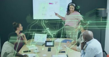 Sunucu lazer işaretçisini yükseltiyor ve iş grafiğini yeşil kaplama animasyon devresi olarak açıklıyor. Profesyonel, işbirliği, veri, görselleştirme, şirket, teknoloji, takım çalışması