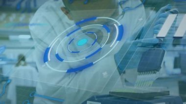 Laboratuvar bilim adamı, HUD analiz için mikro plaka kuyularında dönerken pipetle reaktör emiyor. Bilim, araştırma, yenilik, biyomedikal, teknoloji, kesinlik, laboratuvar