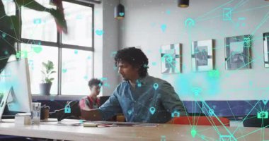 Fotoğrafçı, veri akışını gösteren ağ simgelerini incelerken kameraya tıklama tableti kontrol ediyor. Yaratıcı çalışma alanı, dijital iş akışı, modern ofis, görsel içerik, profesyonel çevre, teknoloji, tasarım