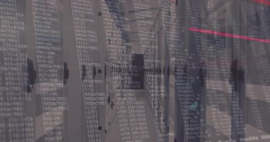 Şeffaf kaplama soluyor, sonra raflarda kayıyor, kırmızı tarama çizgisi izleme sıralarını renklendiriyor. Teknoloji, veri, siber güvenlik, dijital, altyapı, fütürist, ağ